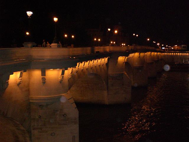 24 Paris-by-night Pont Notre Dame.jpg